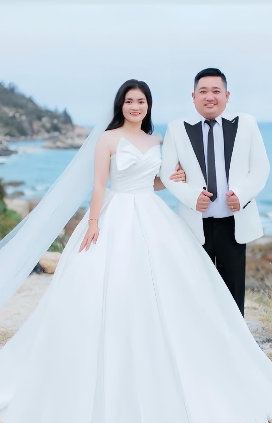 Ảnh cưới của Phùng Ngọc khiến netizen xôn xao