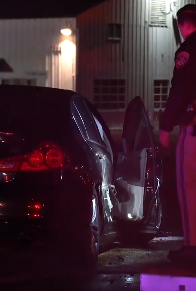 Chiếc xe của cô tông vào một xe cảnh sát khiến một nhân viên làm nhiệm vụ bị thương