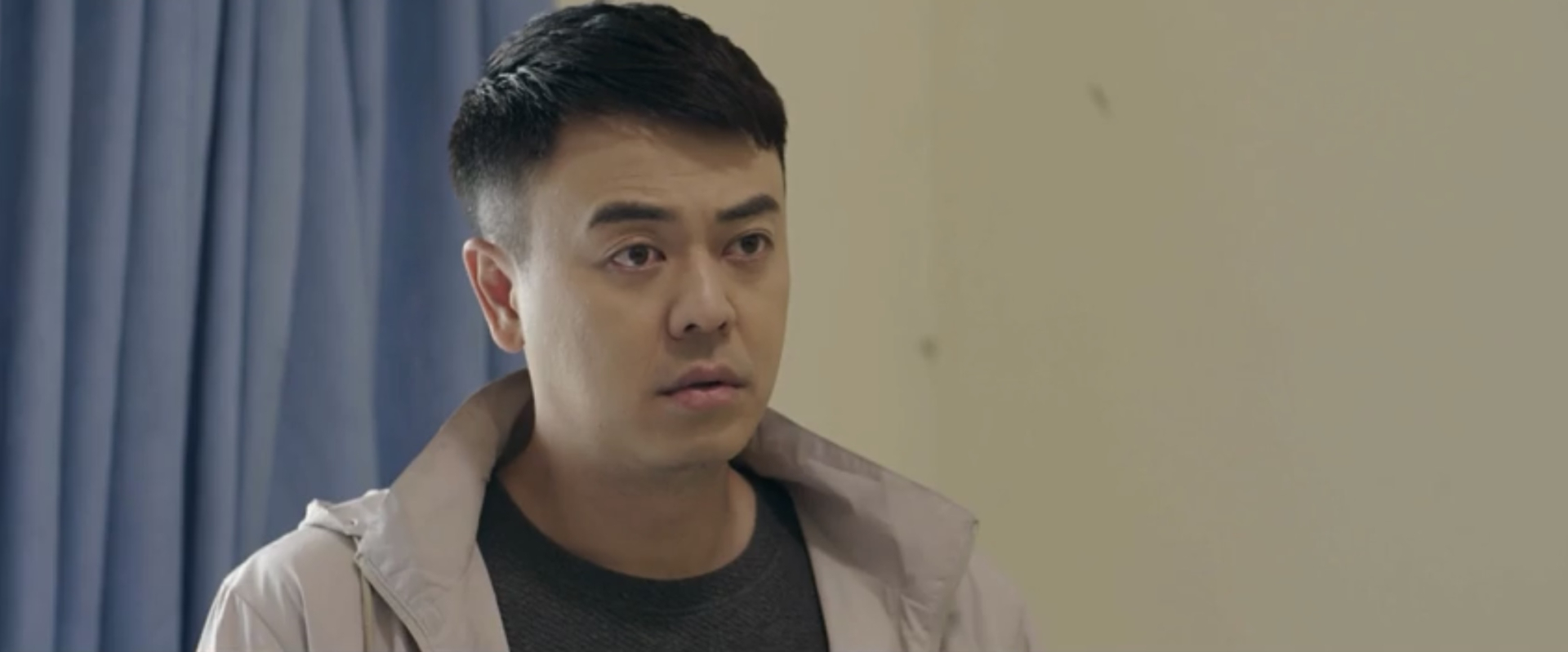 Bà Thư quỳ gối van xin Trí tha cho Long khiến Trí và Tuệ vô cùng thất vọng