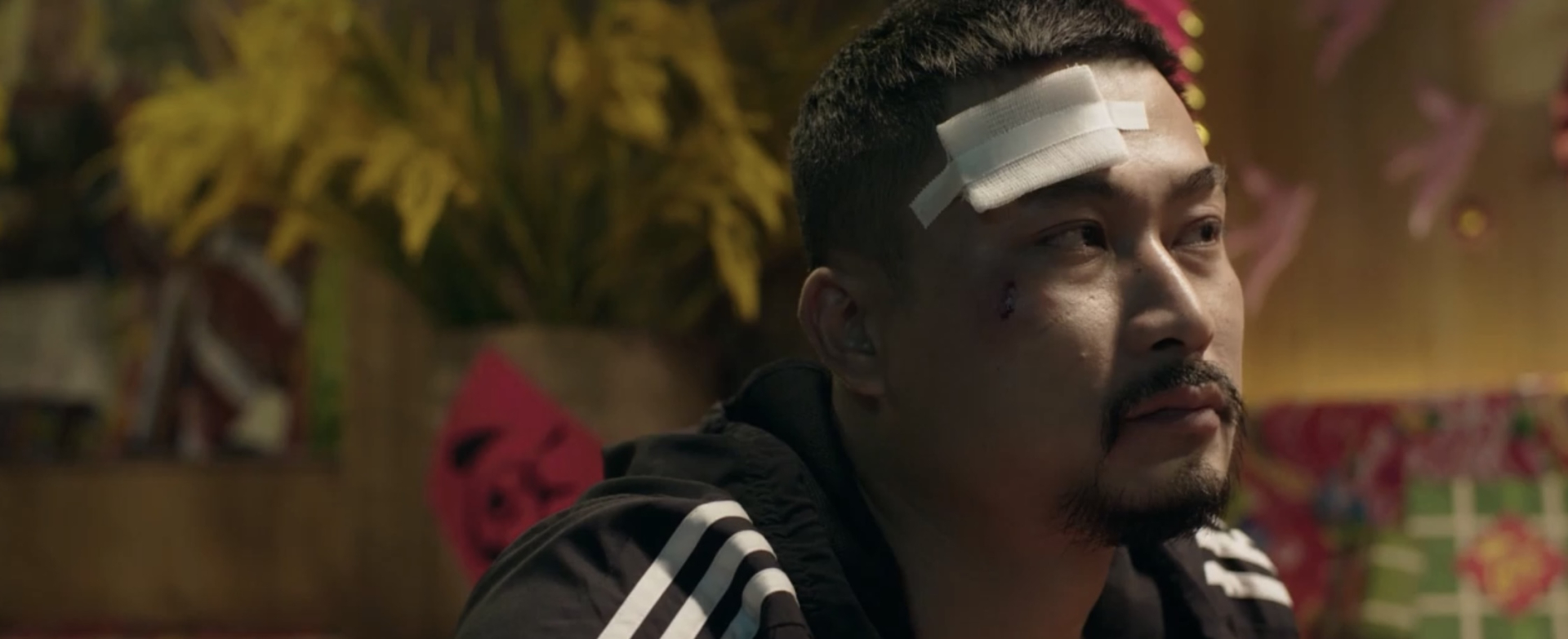 Trí giải thích chuyện hiểu lầm năm xưa, nói rằng số tiền bị mất chứ không phải do anh chiếm làm của riêng nhưng Khải không tin