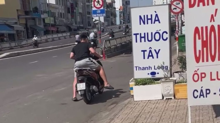 Nhiều xe máy di chuyển đến khu vực cầu kênh Thanh Đa đều bị tắt máy đột ngột