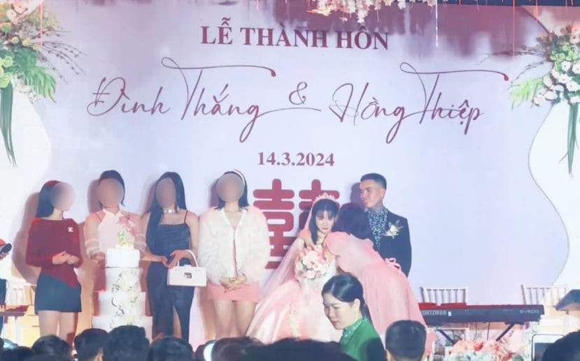 Hình ảnh cô dâu chú rể quê Hà Nam mời hội người yêu cũ lên sân khấu trong ngày cưới