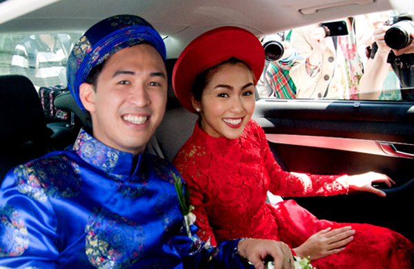 Hình ảnh hiếm hoi Tăng Thanh Hà và Louis Nguyễn trên xe hoa, xung quanh là ống kính của rất nhiều phóng viên