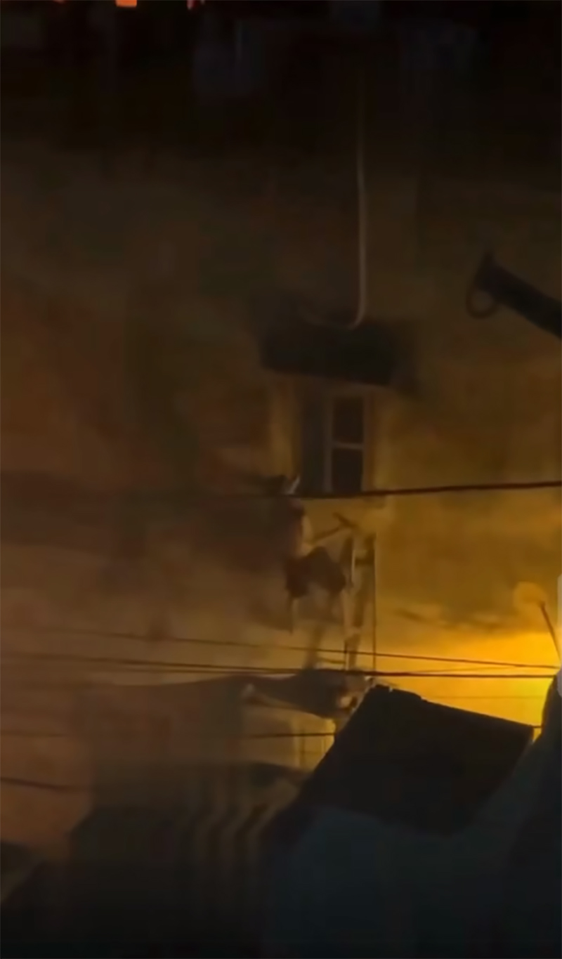 Chân dung 2 người hùng 'tay không' leo thang đập tường cứu 3 nạn nhân trong vụ cháy ở Trung Kính - ảnh 2