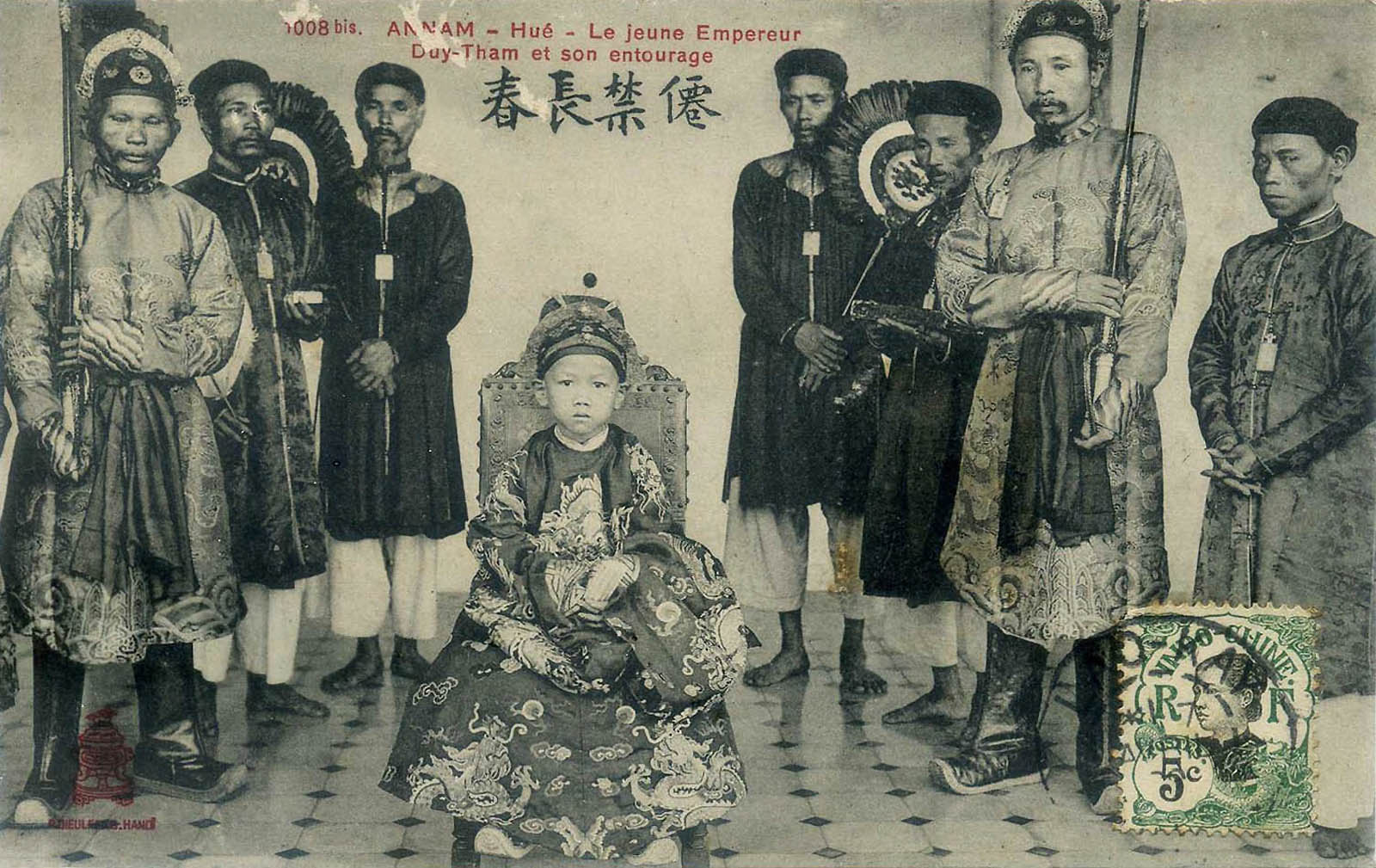 Hình ảnh vua Duy Tân lên ngôi khi mới 8 tuổi