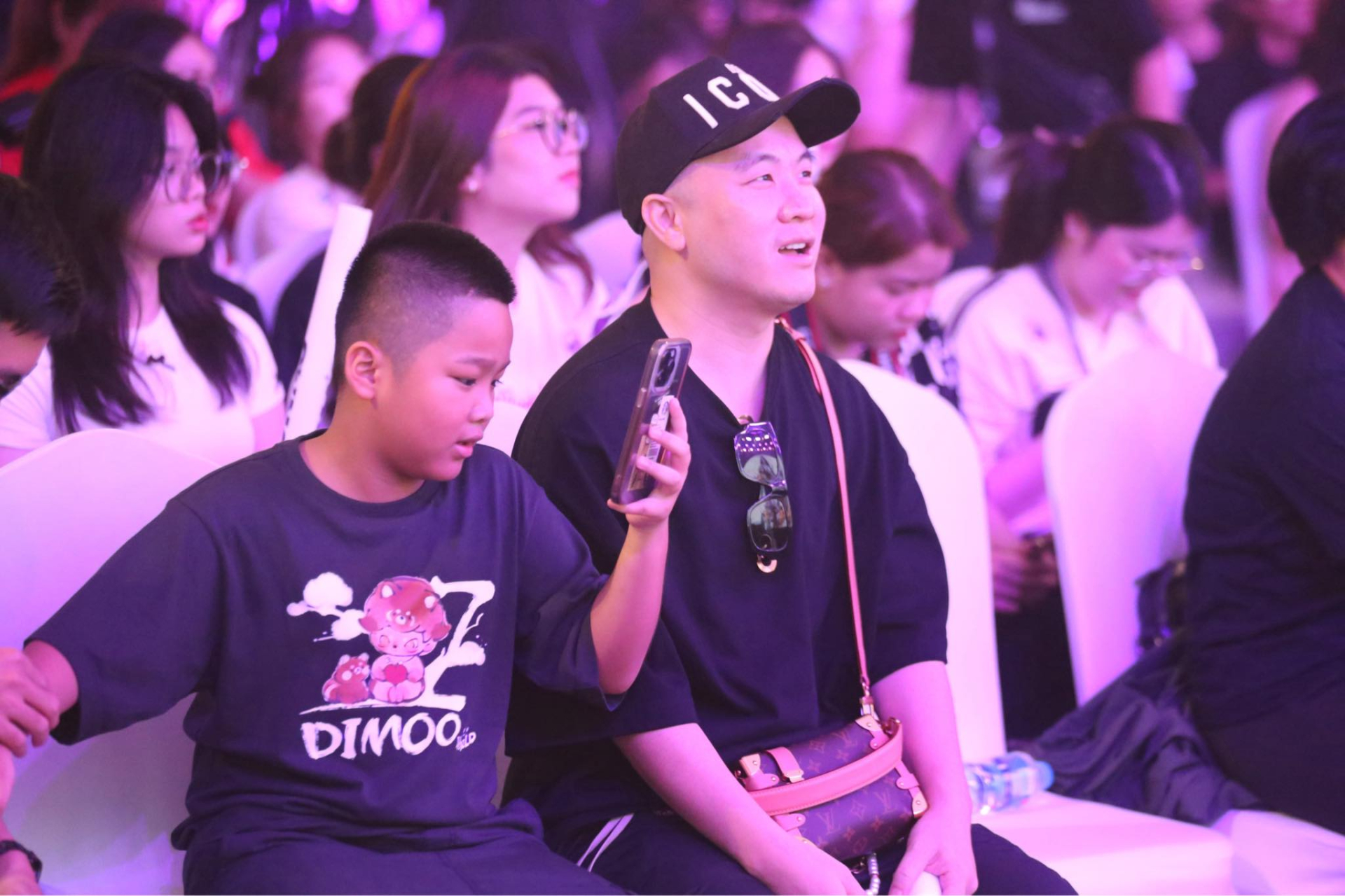 Đỗ Mạnh Cường đưa con trai đến showcase debut của LUNAS, cổ vũ đúng chuẩn 'fan cứng' - ảnh 4
