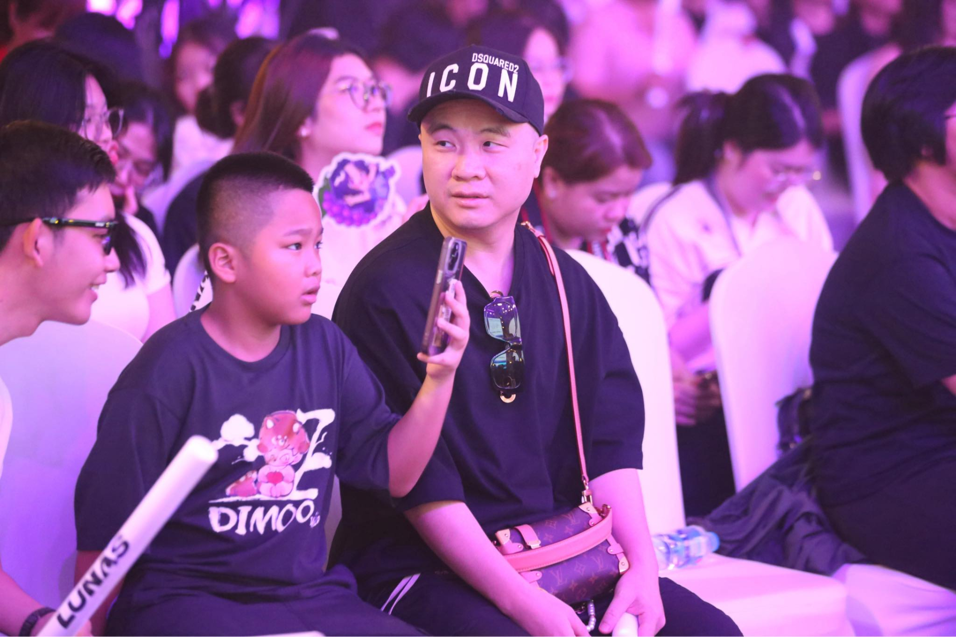 Đỗ Mạnh Cường và con trai xuất hiện ngay hàng ghế đầu khán giả tham gia showcase debut của LUNAS