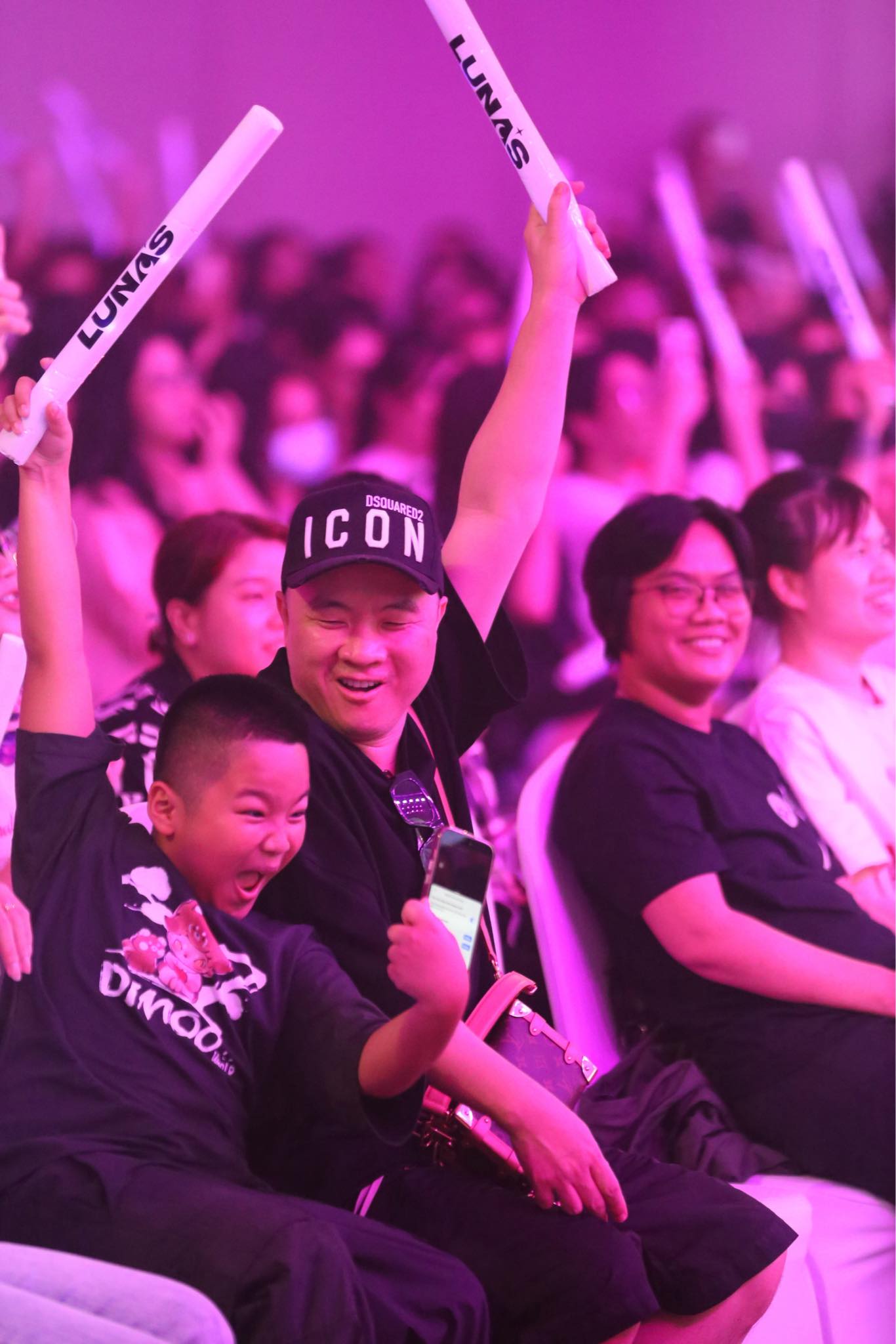 Đỗ Mạnh Cường đưa con trai đến showcase debut của LUNAS, cổ vũ đúng chuẩn 'fan cứng' - ảnh 2