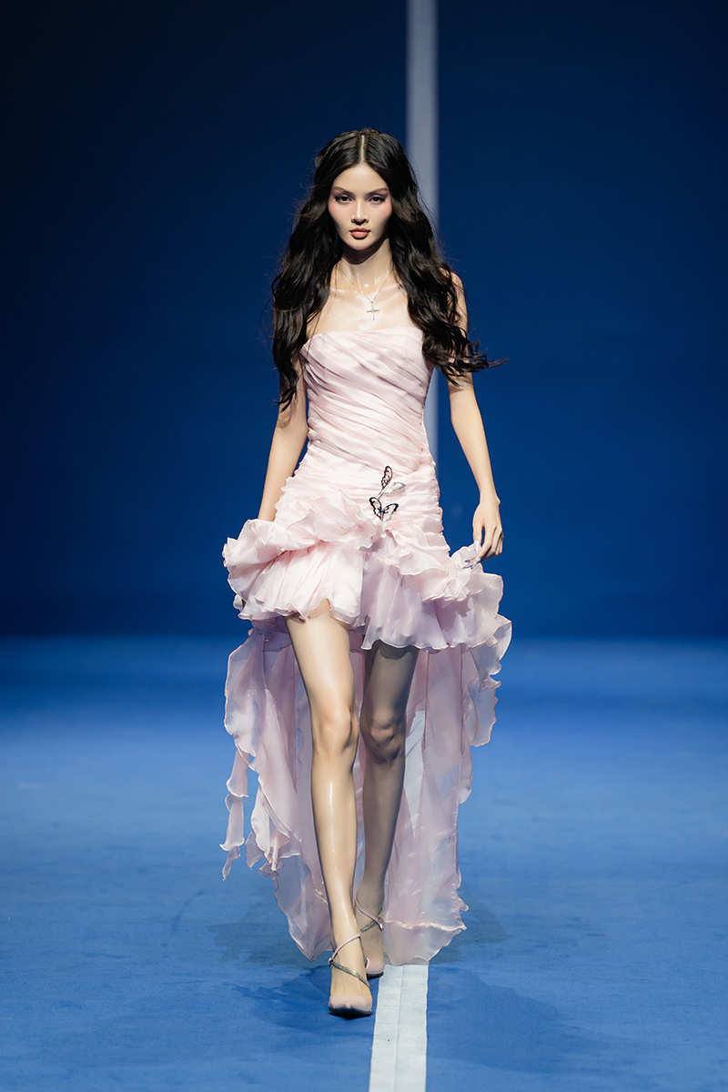 Người mẫu Kim Dung, Hương Giang (The New Mentor)... catwalk trên sàn diễn