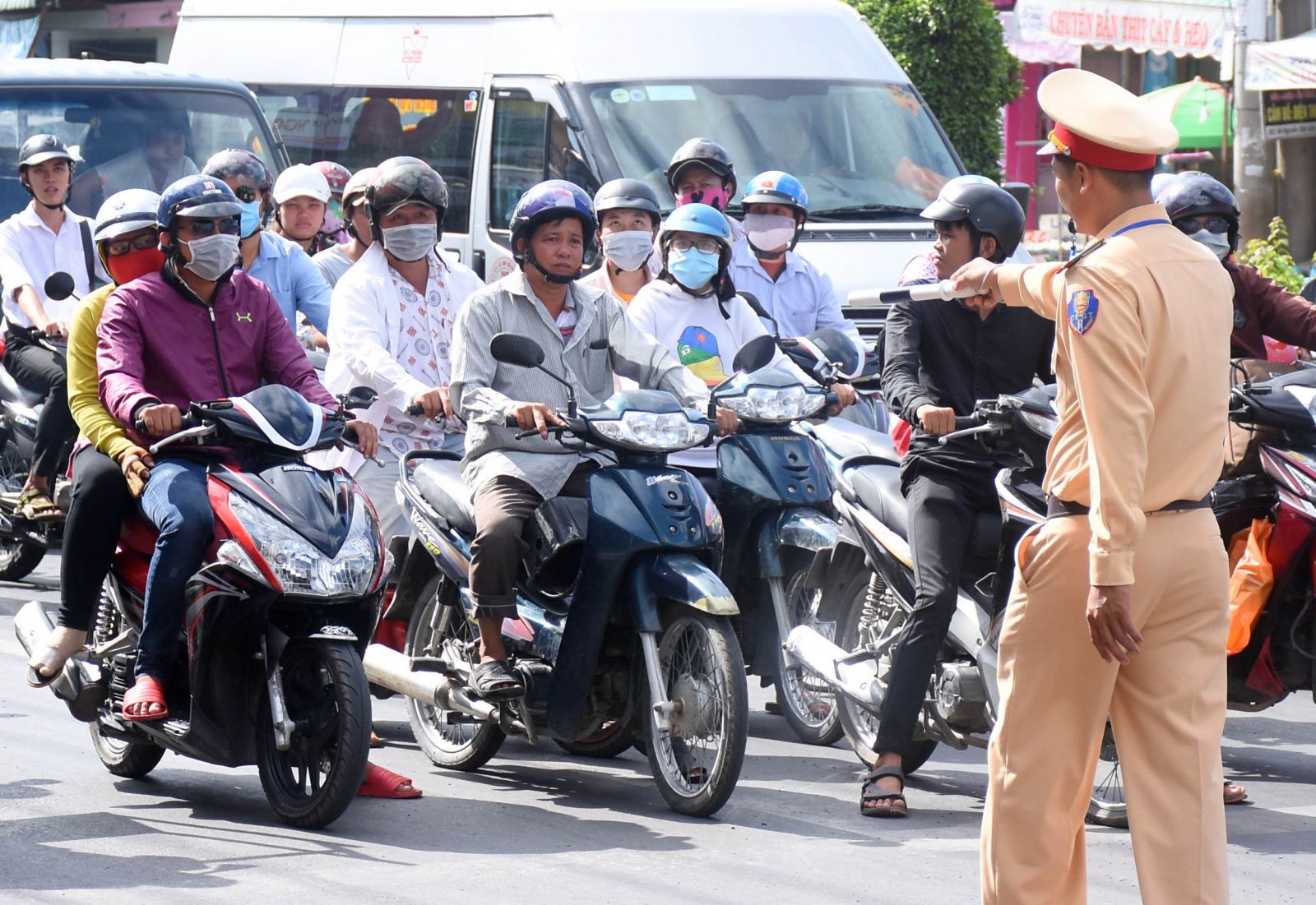 Xe máy là phương tiện di chuyển tiện lợi nhất tại Việt Nam