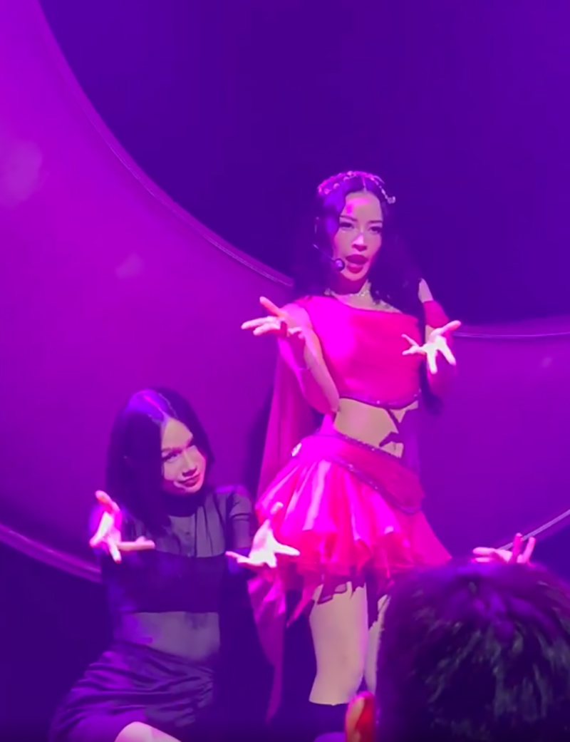 Chi Pu biểu diễn ca khúc 'Finding You' và 'Đóa hoa hồng' trong sự kiện tối ngày 9/6