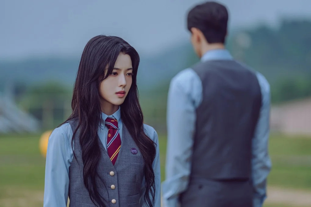 Roh Jeong Eui trong vai Jae Yi - một tiểu thư nhà giàu thuộc tầng lớp chaebol trong trường Jooshin