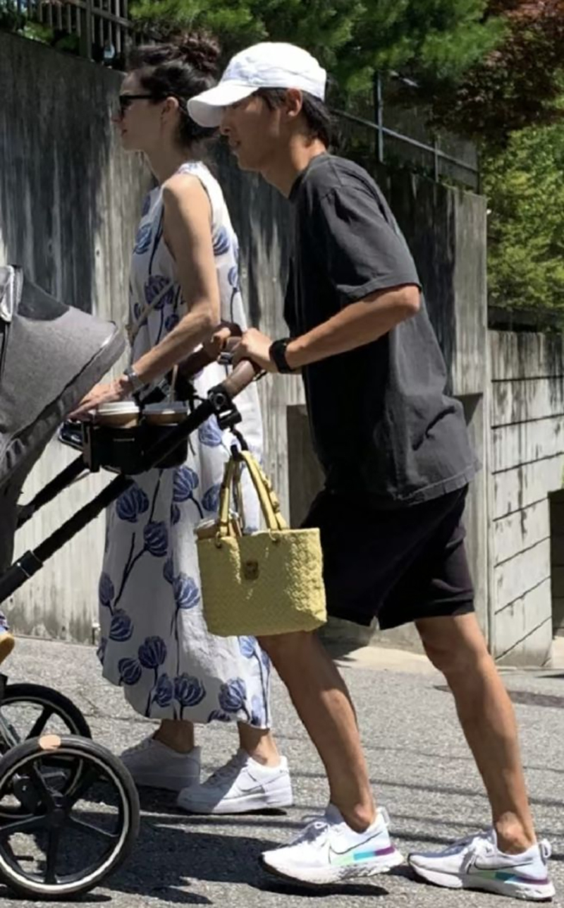 Song Joong Ki và vợ thoải mái đẩy con trai đi dạo