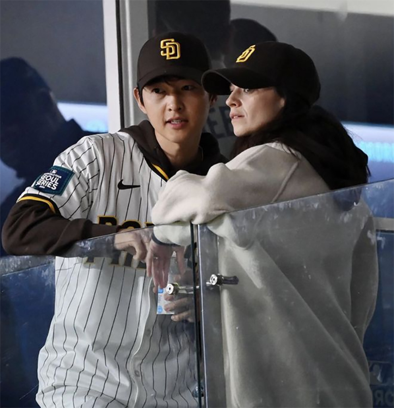 Vợ chồng Song Joong Ki được bắt gặp đi xem bóng