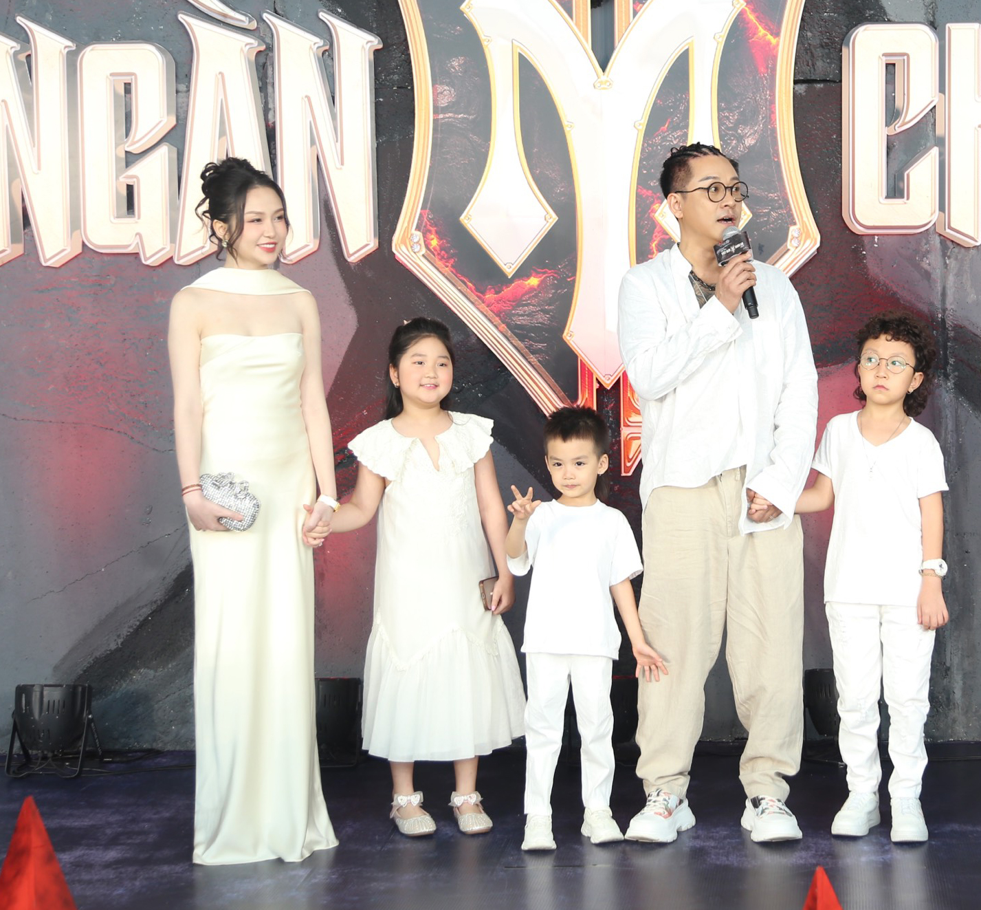 Gia đình Tuấn Hưng diện trang phục trắng ton-sur-ton trên thảm đỏ