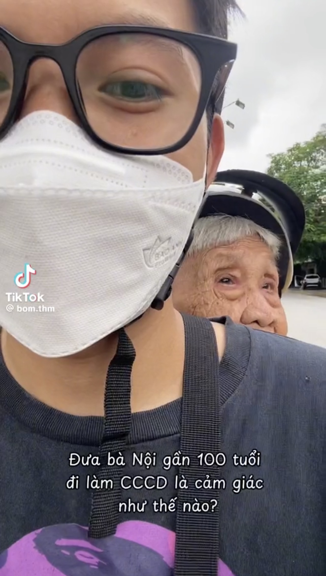 Clip cháu trai chở bà 99 tuổi đi làm căn cước công dân gây xúc động mạnh với cả ngàn bình luận - ảnh 1