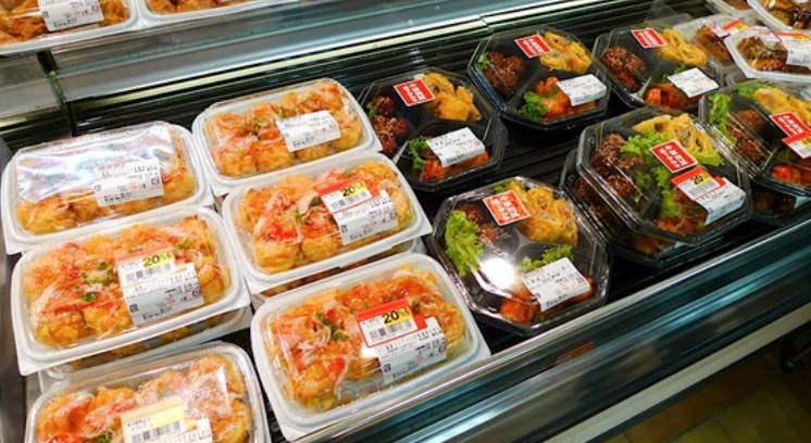 Salad trộn sẵn thường được bày bán trong siêu thị