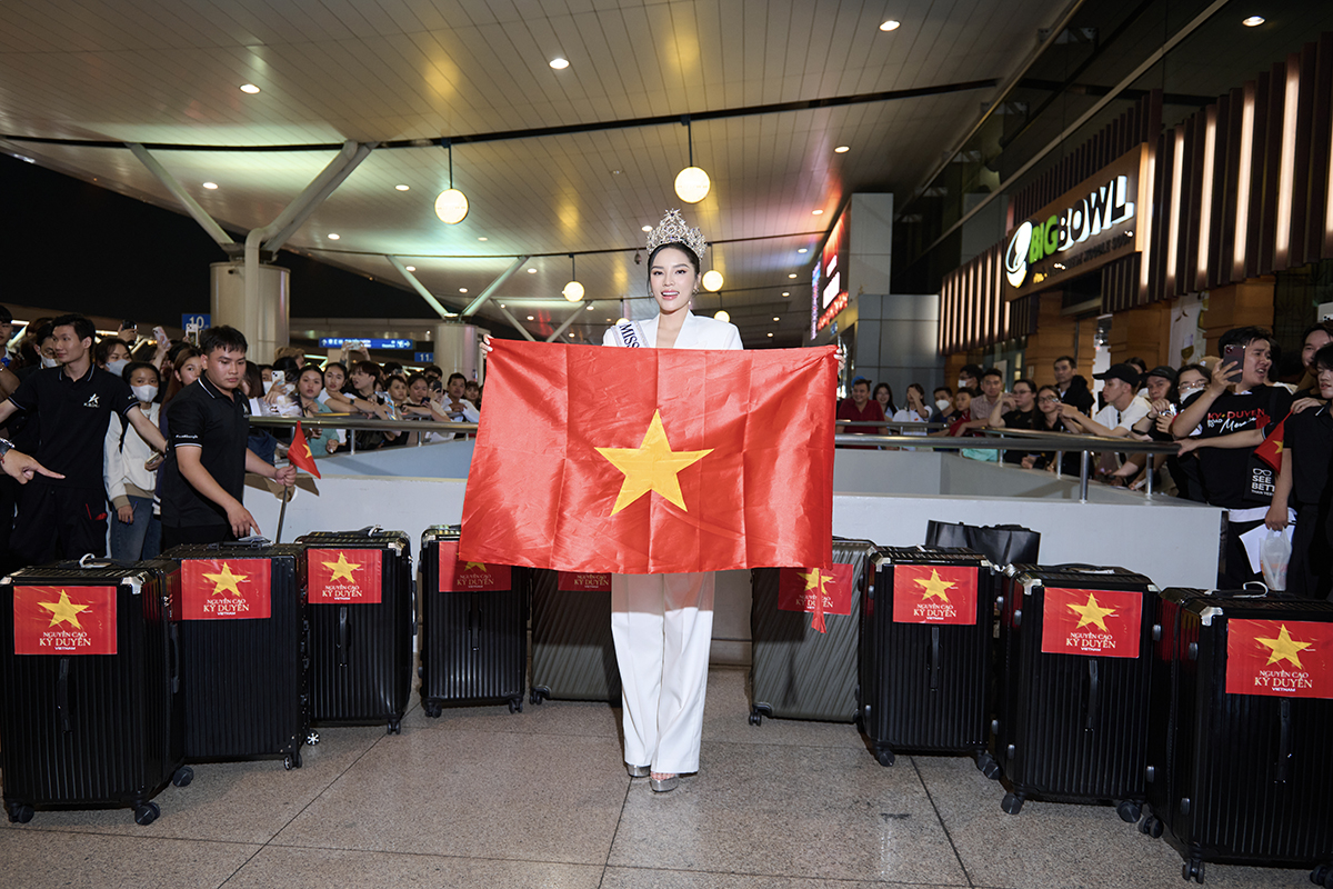 Màn đụng độ của 2 'chánh cung' Việt Nam: Kỳ Duyên và Thanh Thủy khiến sân bay náo loạn vì fan quá đông - ảnh 3