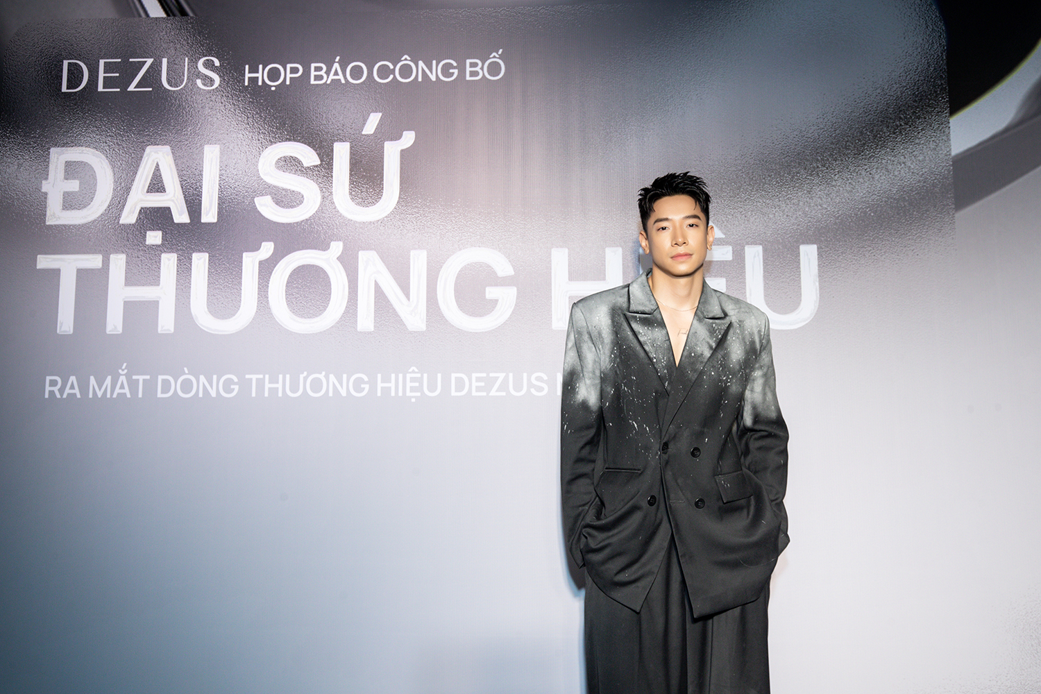 Hương Giang và Phú Cường khoác lên người thiết kế của Dezus vừa hiện đại nhưng không kém phần sang trọng
