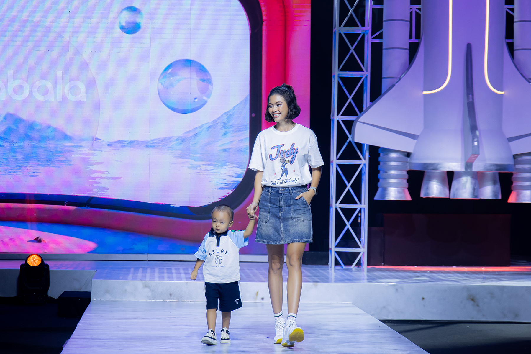 Mâu Thuỷ kể chuyện tuổi thơ, mở màn cho thời trang Cosmo The Show - ảnh 1