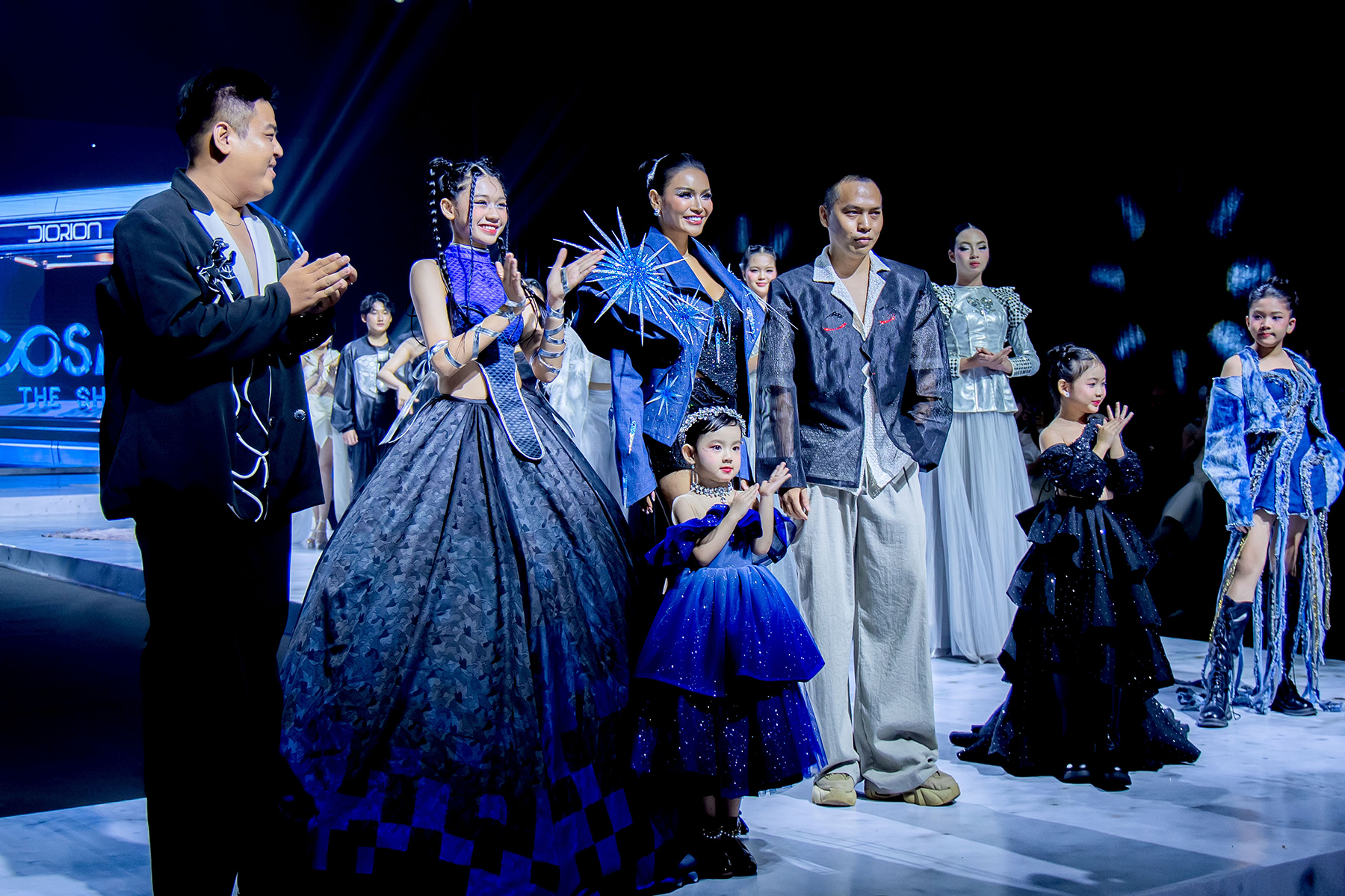 Mâu Thuỷ kể chuyện tuổi thơ, mở màn cho thời trang Cosmo The Show - ảnh 5