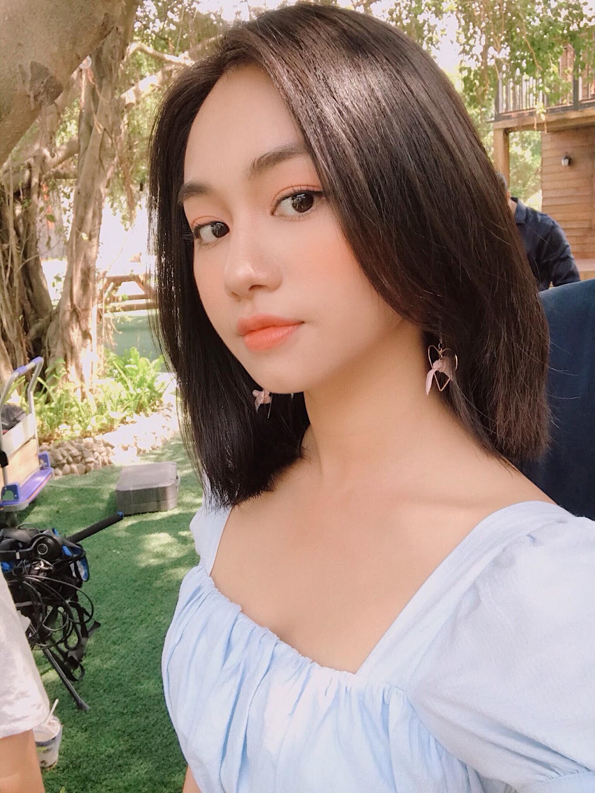 Ngân Hòa sinh năm 1996 và là gương mặt quen thuộc với khán giả Việt