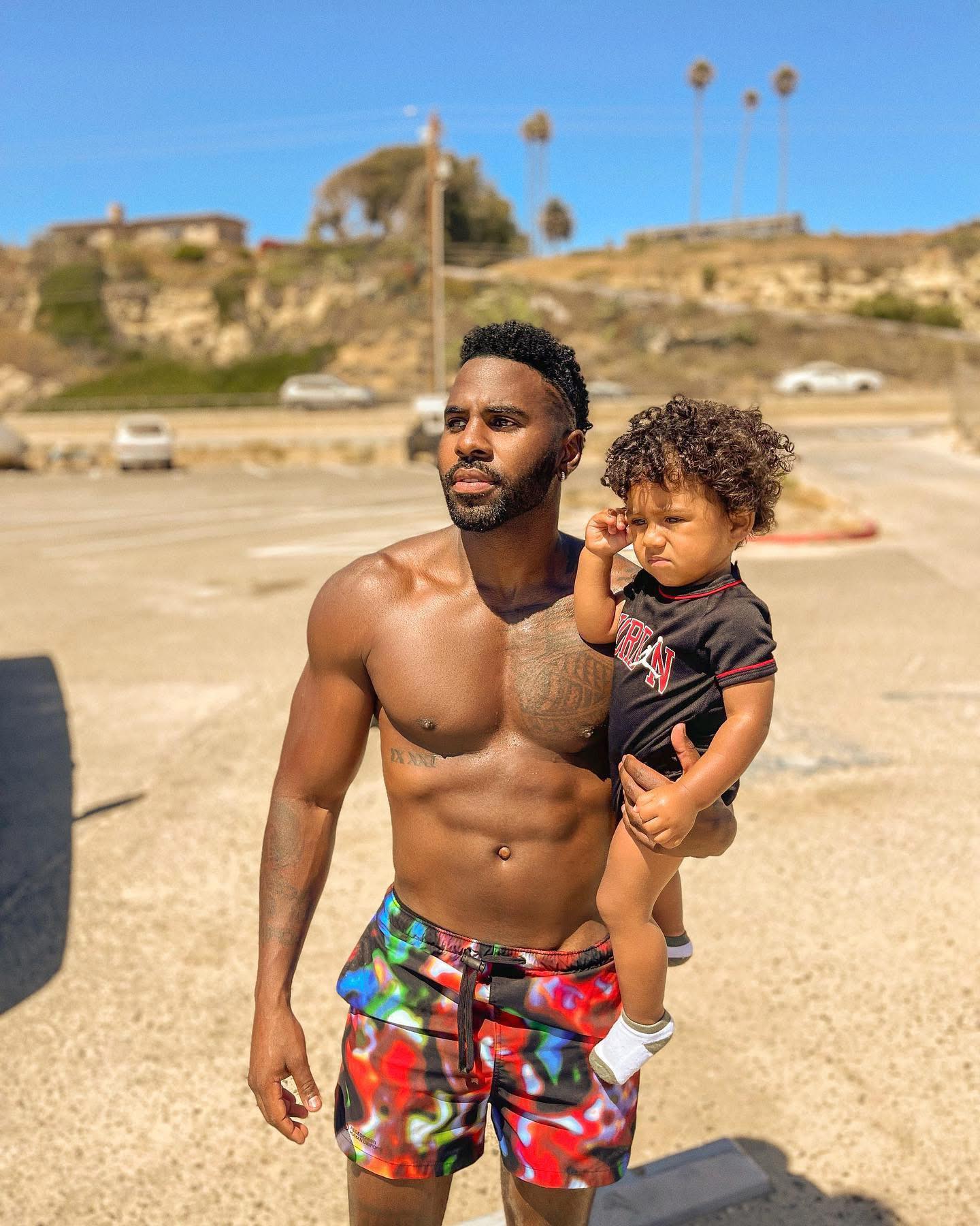 Jason Derulo luôn dẫn theo con trai Jason King trong các chuyến lưu diễn
