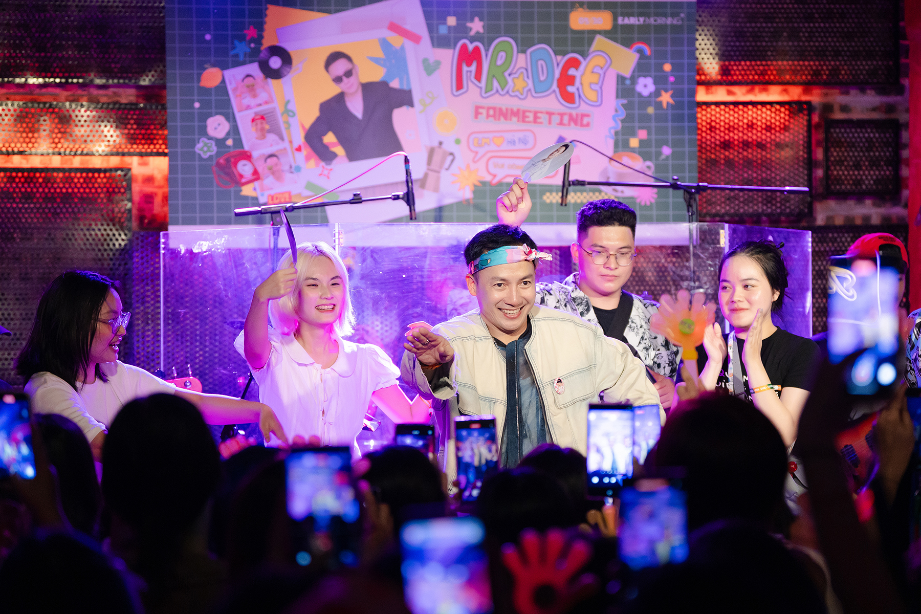 Đinh Tiến Đạt tổ chức fanmeeting 300 vé và bán hết sạch chỉ sau 3-4 phút mở bán