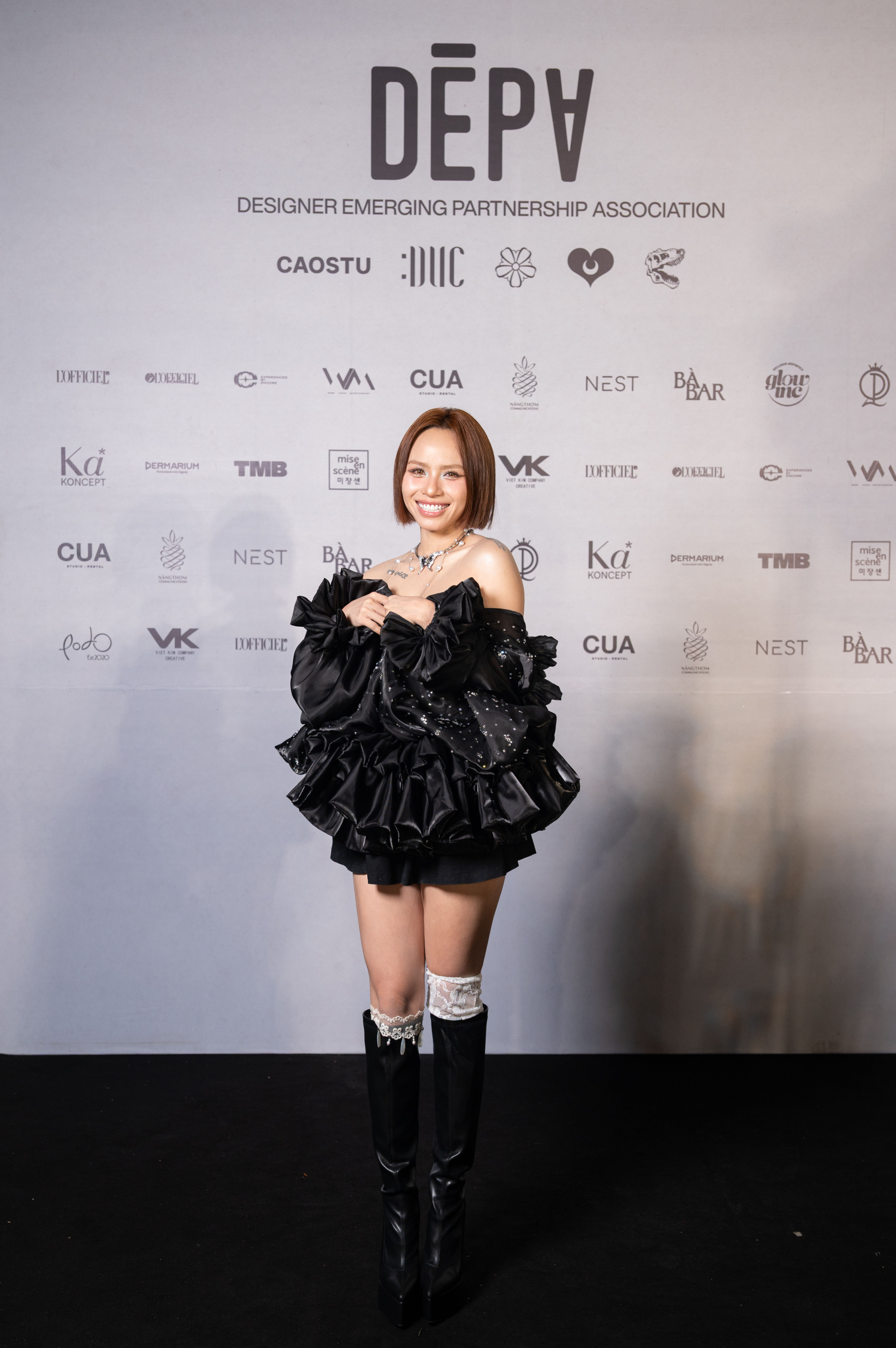 Ngọc Phước cũng xuất hiện với diện mạo chuẩn “idol” khi lựa chọn thiết kế váy đen trễ vai đính sequin với phần chân váy phồng, mang đến tổng thể vừa nữ tính vừa cá tính.