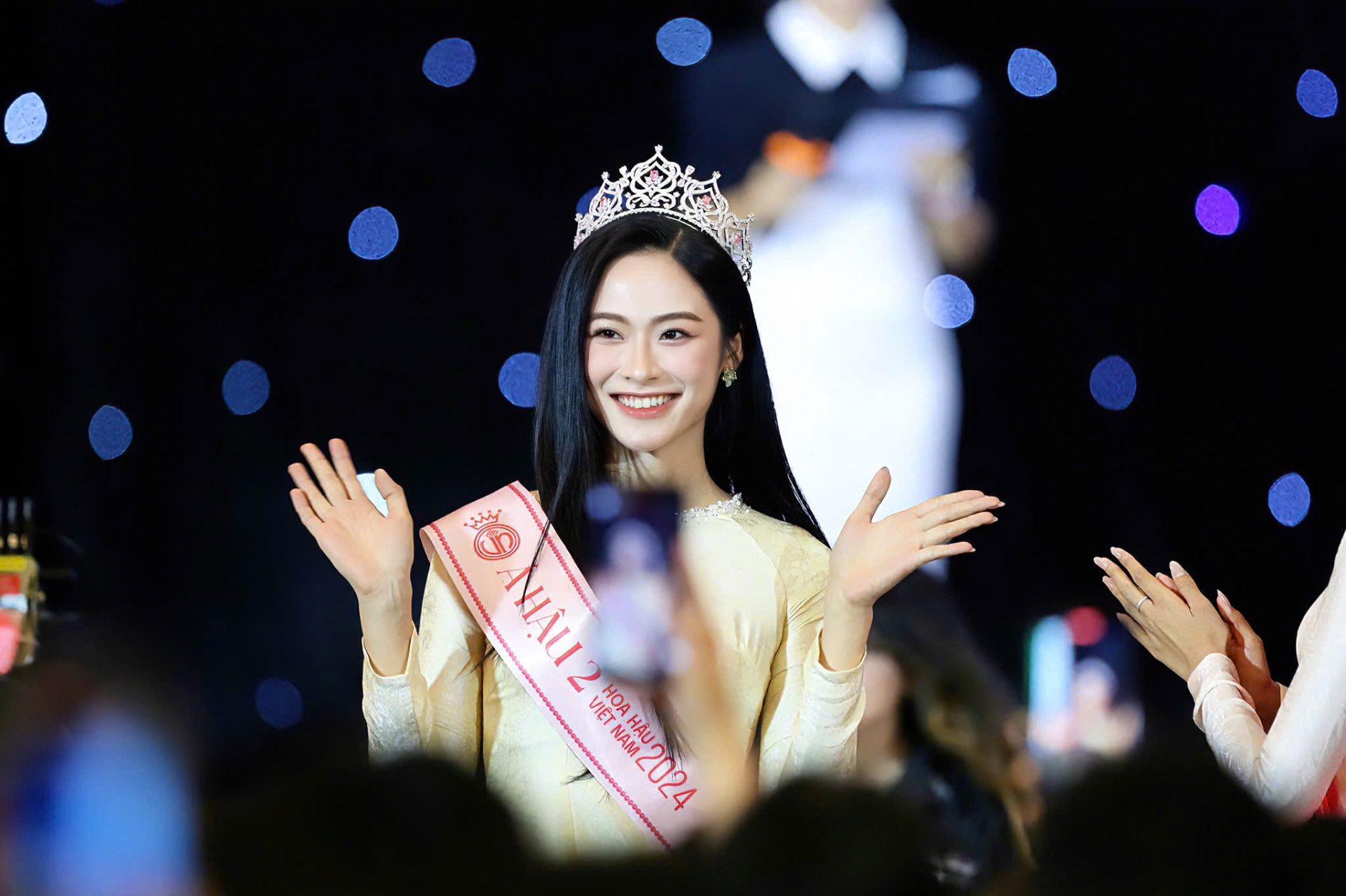 Á hậu Châu Anh và á hậu Vân Nhi