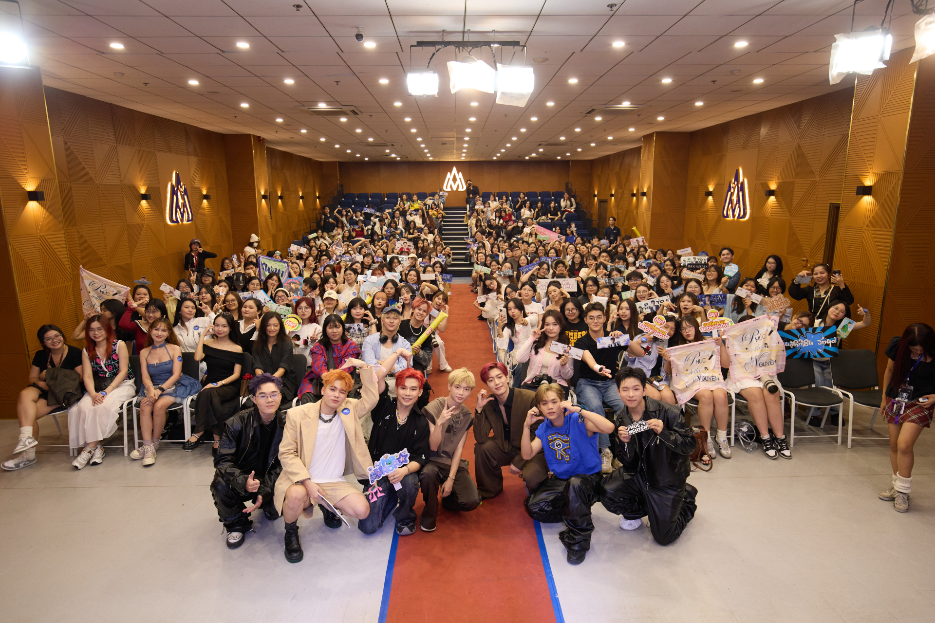 Các thành viên của The Aurora (team mentor Kay Trần)