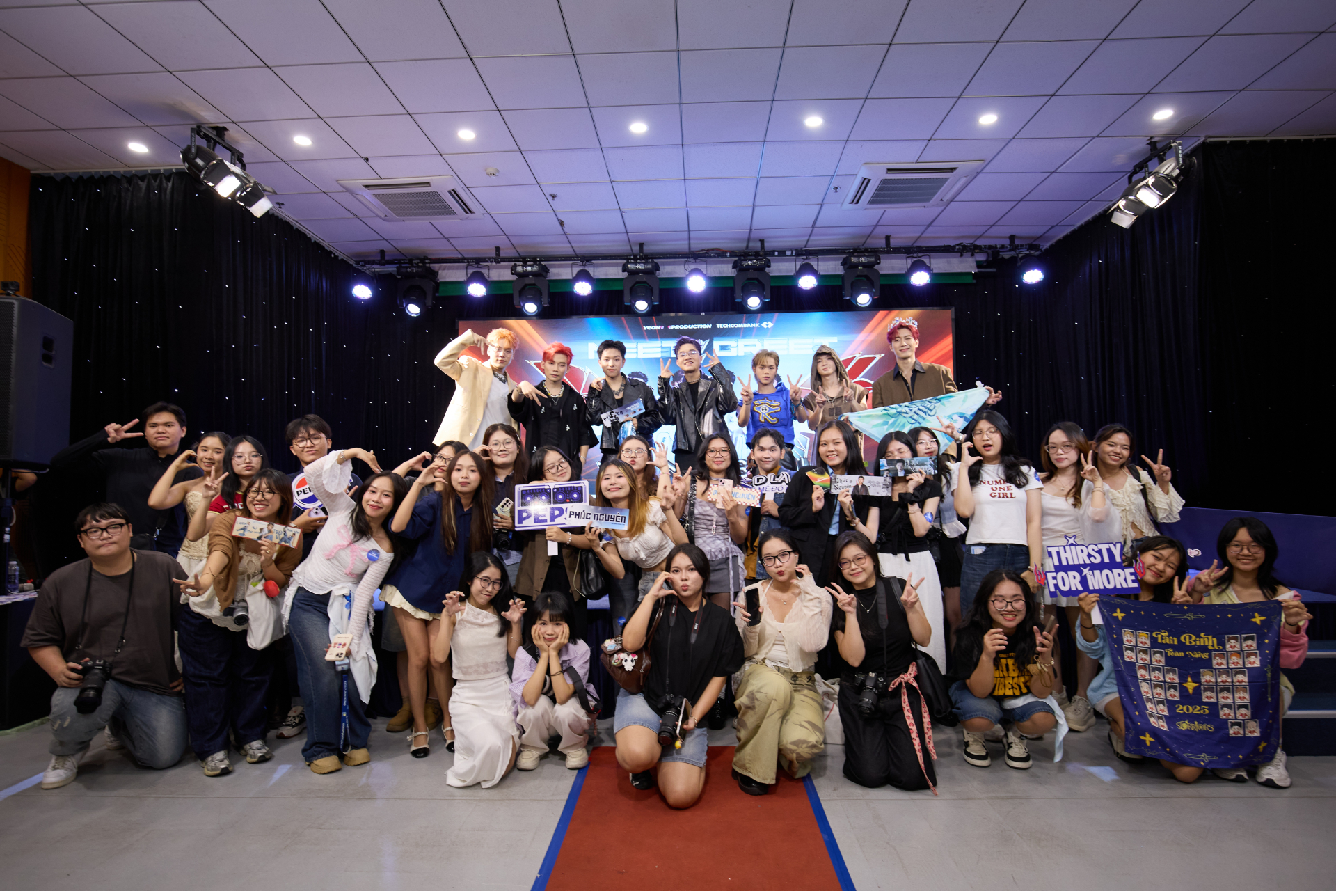Ngoài giao lưu và chơi minigame, các fan hâm mộ còn được hi-touch và chụp ảnh nhóm với các thành viên trong team mỗi mentor