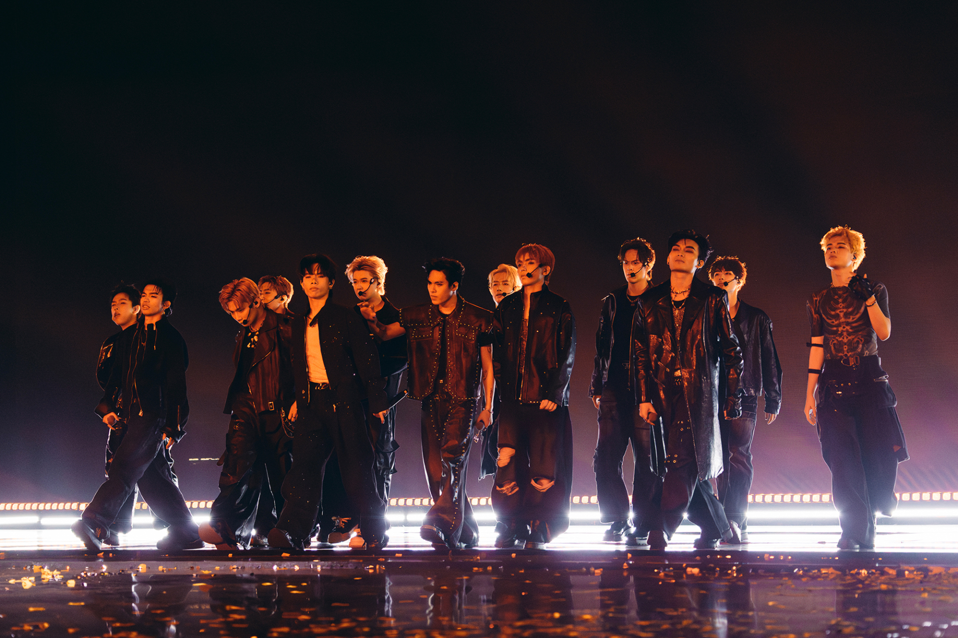 Tiết mục 'We lit the show' do top 13 biểu diễn