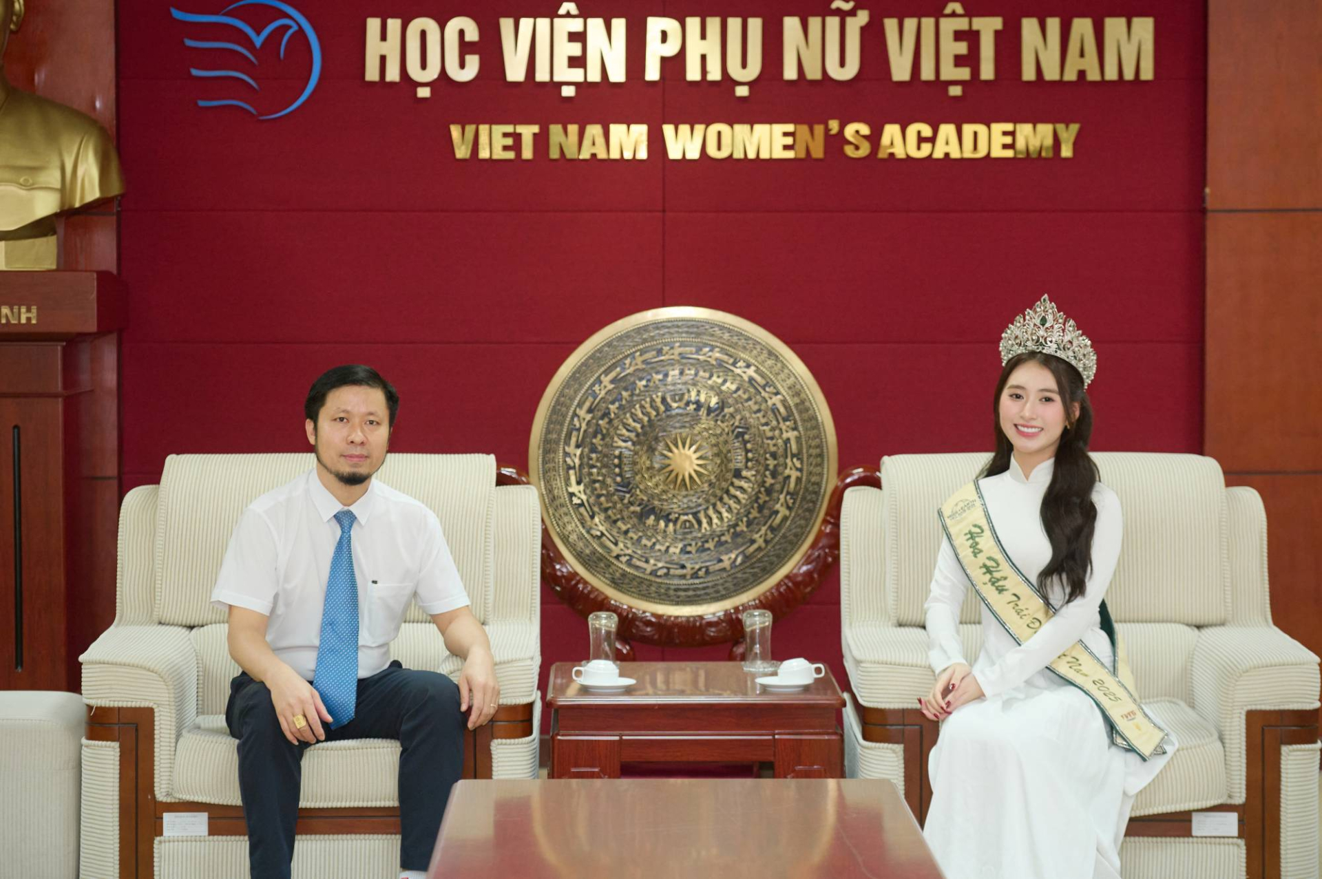 Hoa hậu Trái Đất Việt Nam 2025 Trâm Anh đẹp rạng rỡ tại lễ khai giảng trường - ảnh 1