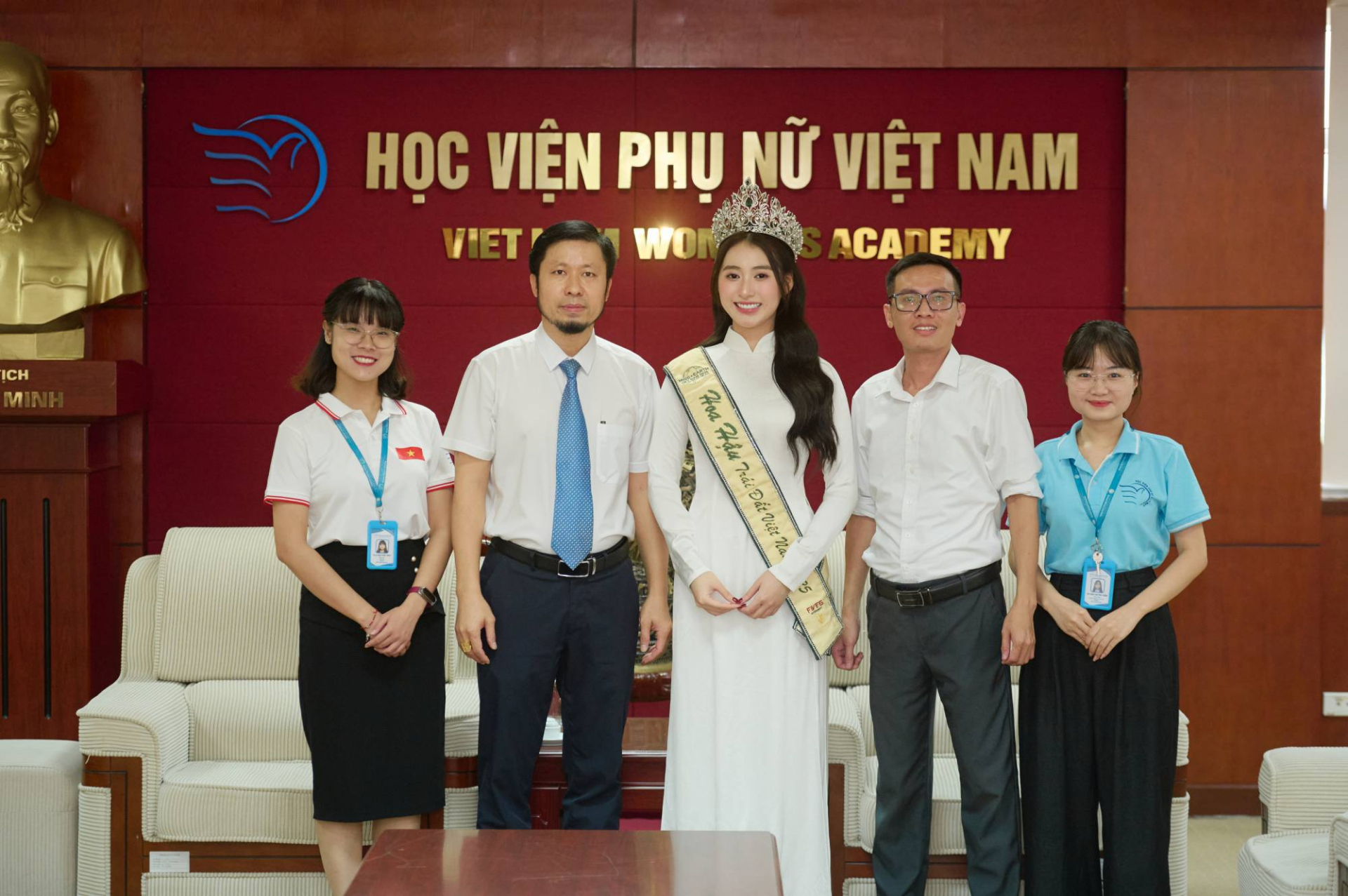 Hoa hậu Trái Đất Việt Nam 2025 Trâm Anh đẹp rạng rỡ tại lễ khai giảng trường - ảnh 2