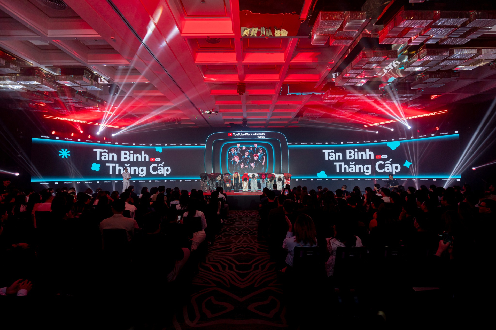 Top 11 Tân Binh Toàn Năng biểu diễn 'Show Me' và gửi lời chào đến khán giả trong Lễ trao giải Youtube Works Awards 2025