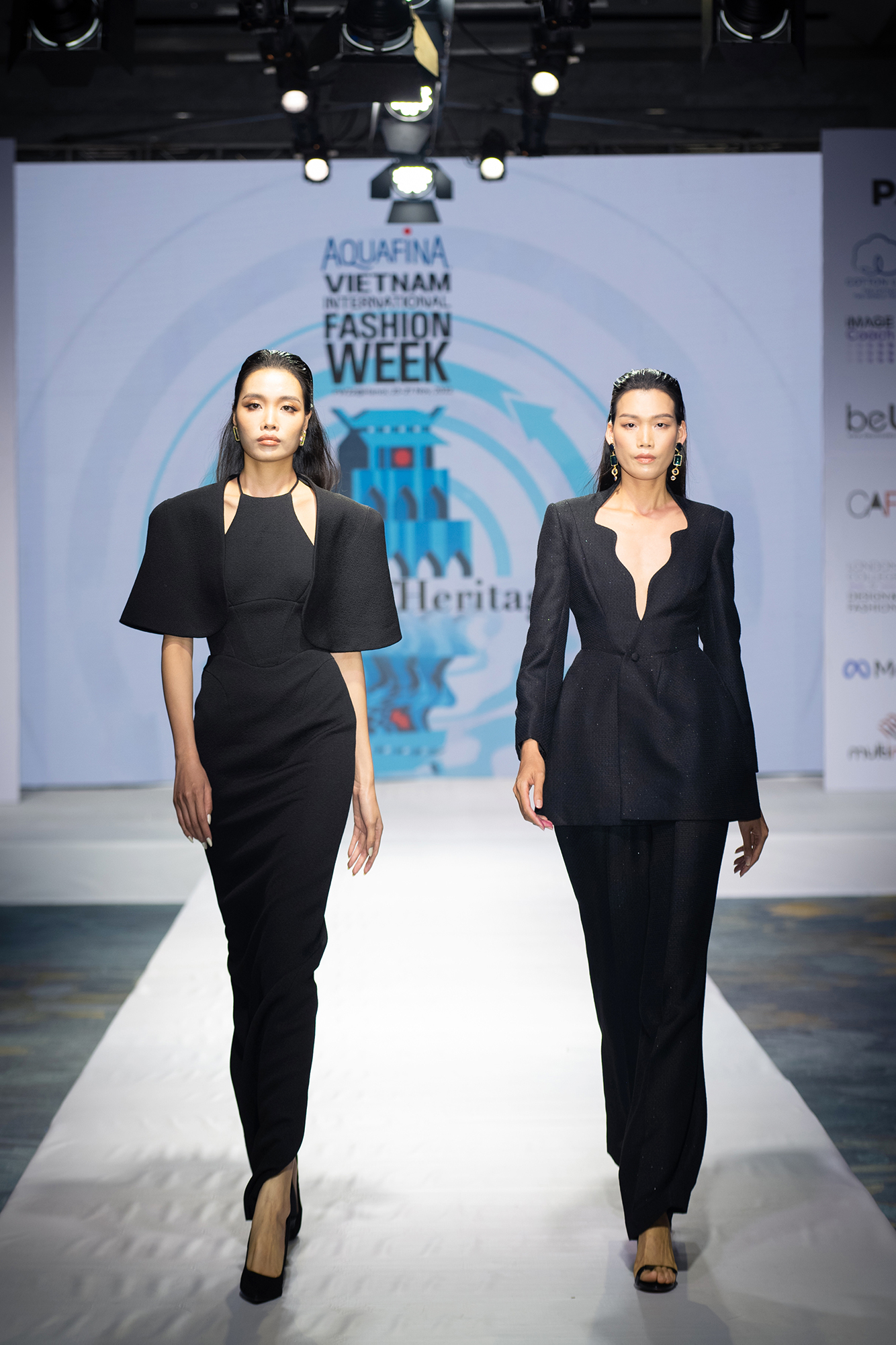 4. NTK Hoàng Minh Hà - NTK mở màn Aquafina Vietnam International Fashion Week Fall Winter 2022 với 2 look nổi bật trong BST sắp được ra mắt (1)
