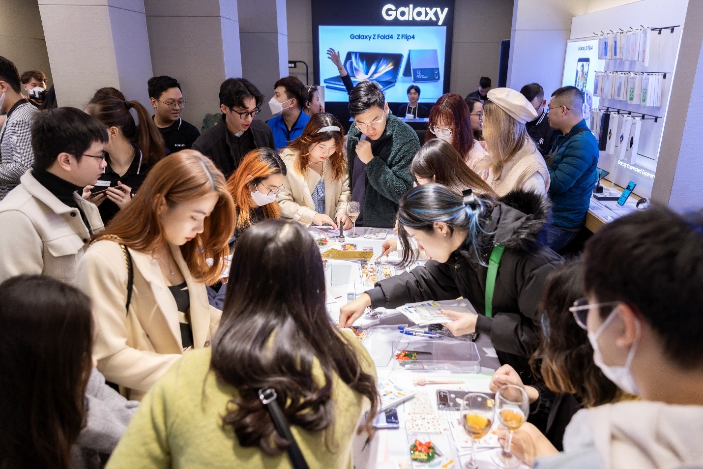 Các bạn trẻ nô nức tìm đến không gian “Cá nhân hóa cùng Galaxy”, giải mã bản thân với Nhân số học tại Cửa hàng Trải nghiệm Samsung