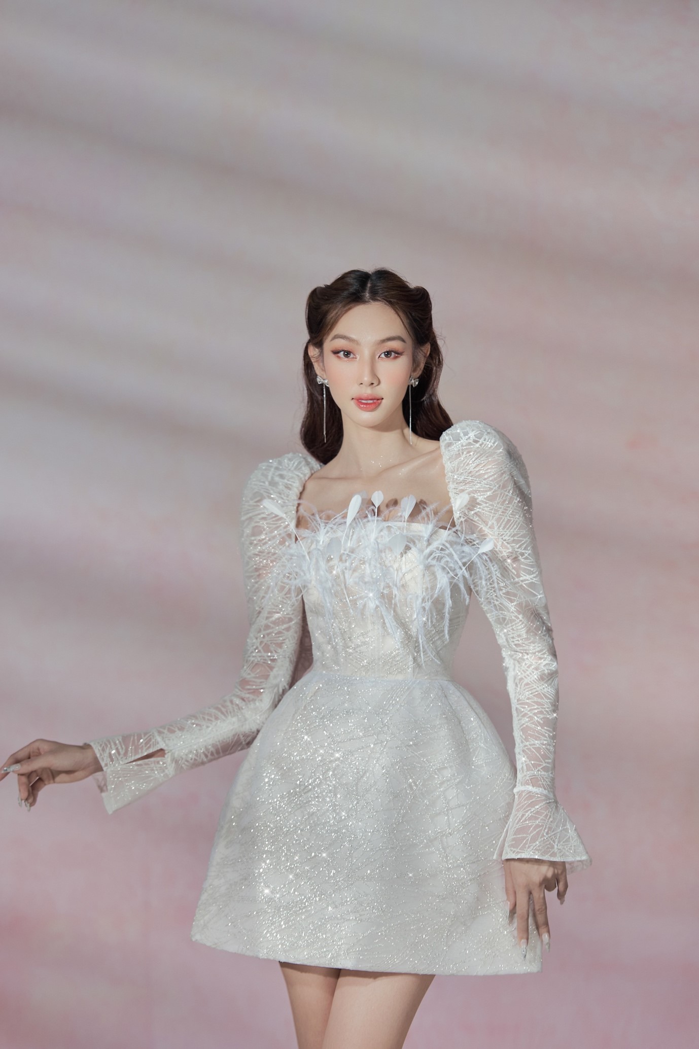 Thùy Tiên khác lạ với phong cách tiểu thư cùng đầm Lovelyn - ảnh 2
