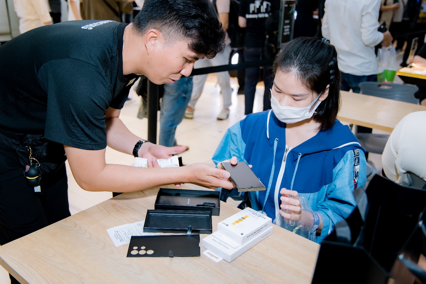 Giới trẻ háo hức nhận Galaxy S23 Series sớm trong ngày khai trương cửa hàng trải nghiệm Samsung GalaxyZone - ảnh 7