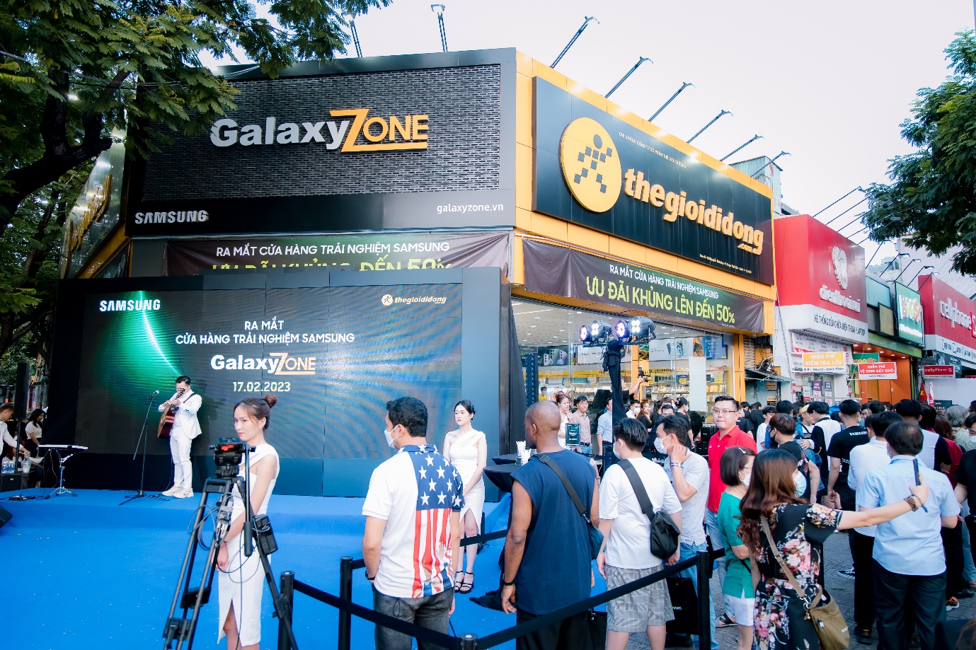 Giới trẻ háo hức nhận Galaxy S23 Series sớm trong ngày khai trương cửa hàng trải nghiệm Samsung GalaxyZone - ảnh 1