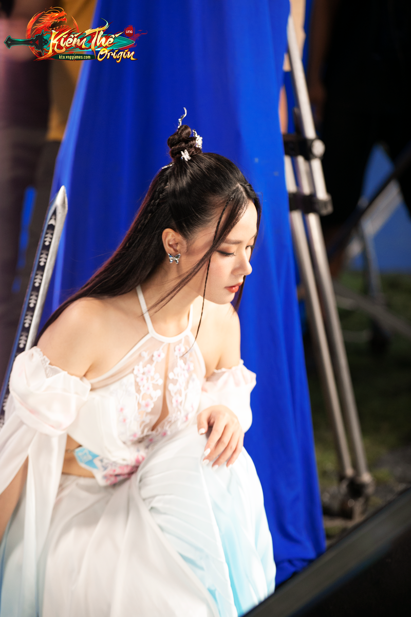 Nghía qua hậu trường TVC Kiếm Thế Origin để thấy dàn đại sứ game có cả Đan Trường, Quế Ngọc Hải, Midu, MONO, Cris Phan - ảnh 5