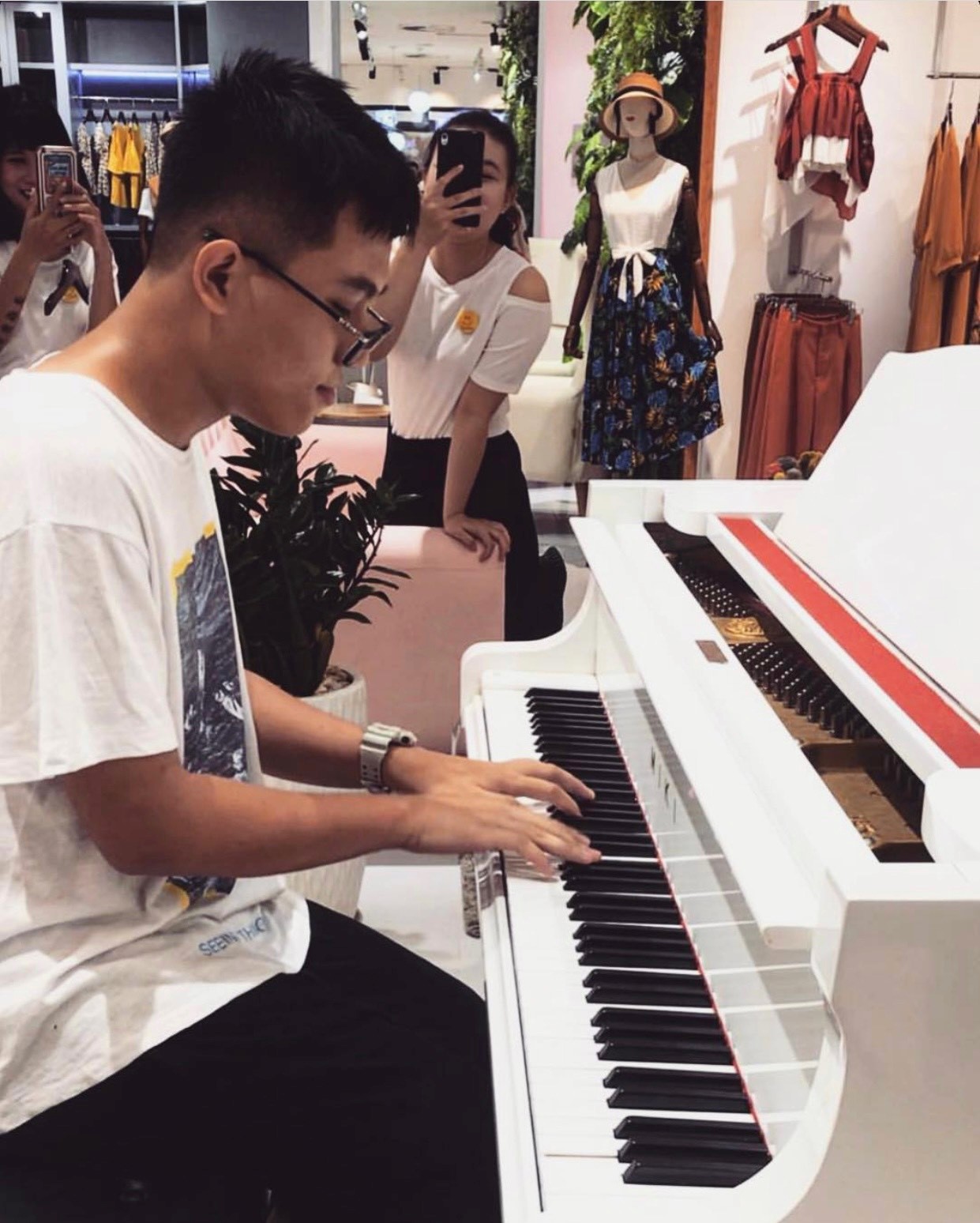 Nghệ sĩ Piano trẻ tuổi - Cao Sơn Nguyễn và bí quyết thu nhập 75000 đô mỗi tháng - ảnh 2