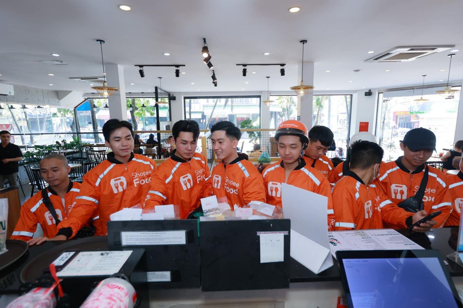 Chơi lớn như ShopeeFood, vừa có màn chào sân hoành tráng tại Buôn Ma Thuột đã khao ngay 2000 ly trà sữa miễn phí - ảnh 1