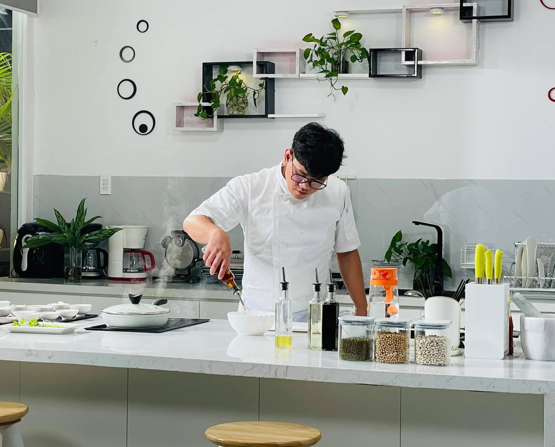 Đầu bếp Nguyễn Quốc Nghị: Muốn thành công với nghề bếp cần phải đặt cái “tâm” của mình vào từng món ăn - ảnh 1