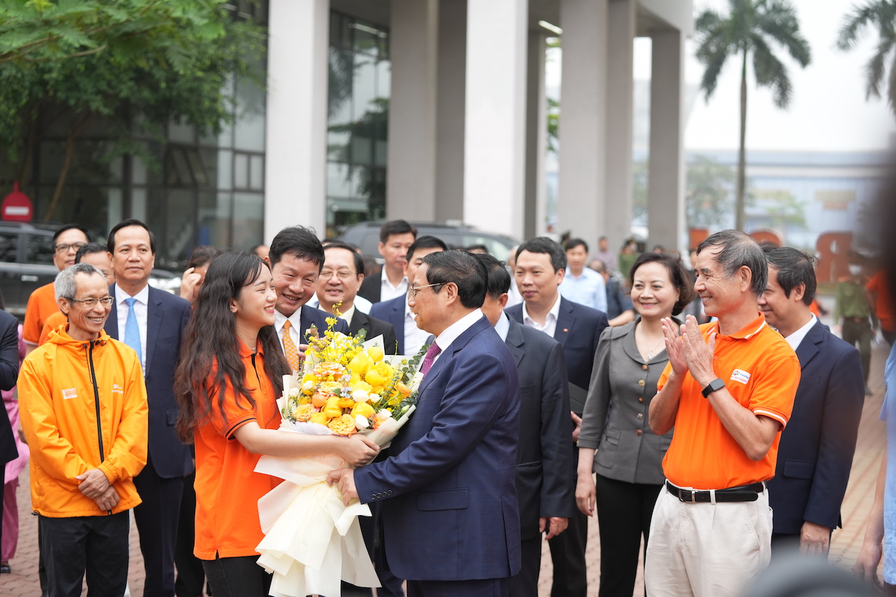 Truy lùng in4 nữ sinh tặng hoa cho Thủ tướng, bất ngờ vì vừa xinh vừa học giỏi, đạt học bổng 70% ĐH FPT - ảnh 1