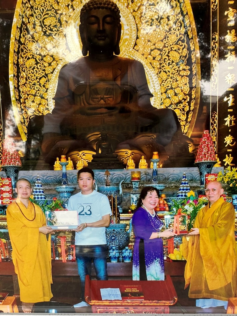 Thầy nho Trần Hoài Giang làm thiện nguyện nơi đền Ông Hoàng Bảy Bảo Hà - ảnh 2