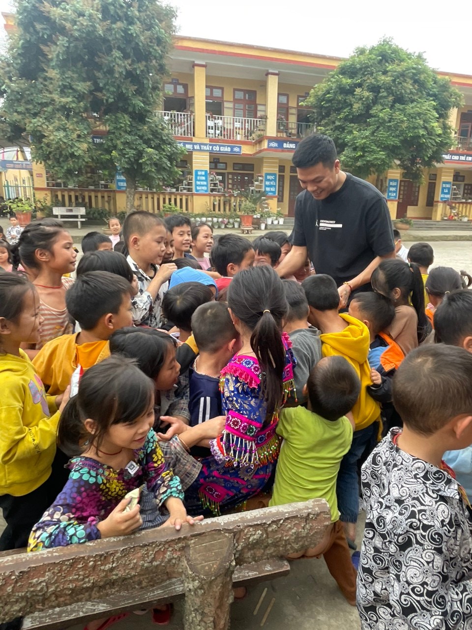 Thầy nho Trần Hoài Giang làm thiện nguyện nơi đền Ông Hoàng Bảy Bảo Hà - ảnh 3