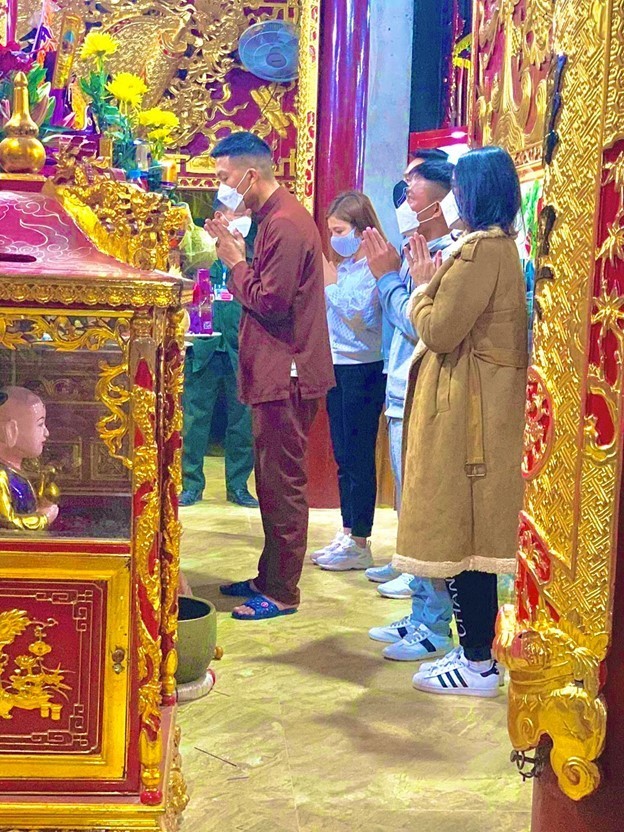 Thầy nho Trần Hoài Giang làm thiện nguyện nơi đền Ông Hoàng Bảy Bảo Hà - ảnh 6