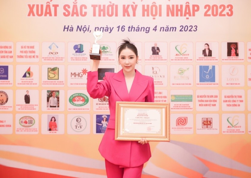 Hoa hậu Trịnh Thanh Hồng - Bà chủ H-Harry Perfume được vinh danh “Doanh nhân Sao Vàng 2023” - ảnh 1